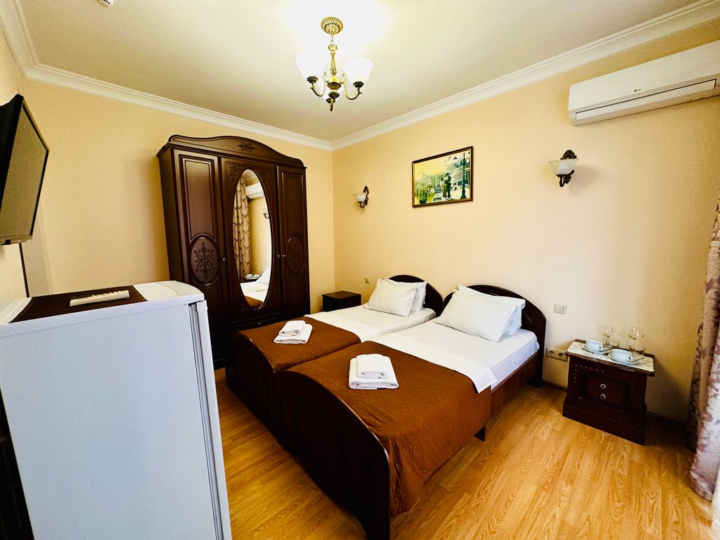 Эльбрус — Двухместный номер с 2 отдельными кроватями Уютные номера с БАЛКОНОМ и видом на море/горы на 1 линии в Адлере!