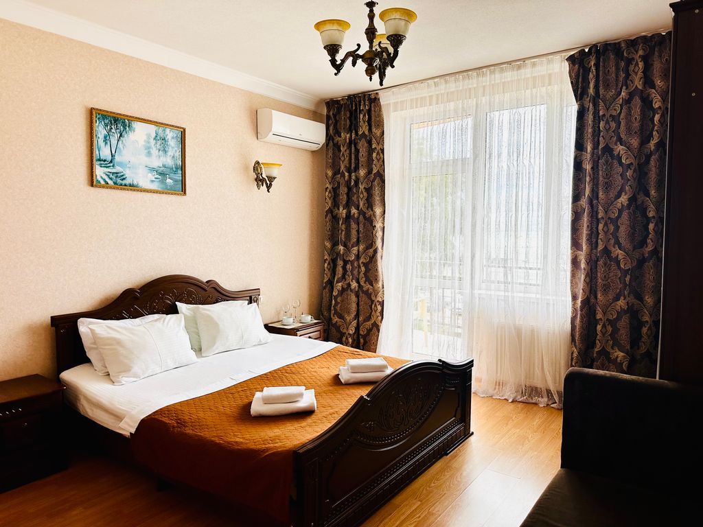 Эльбрус — Трёхместный номер Уютные номера с БАЛКОНОМ и видом на море/горы на 1 линии в Адлере!