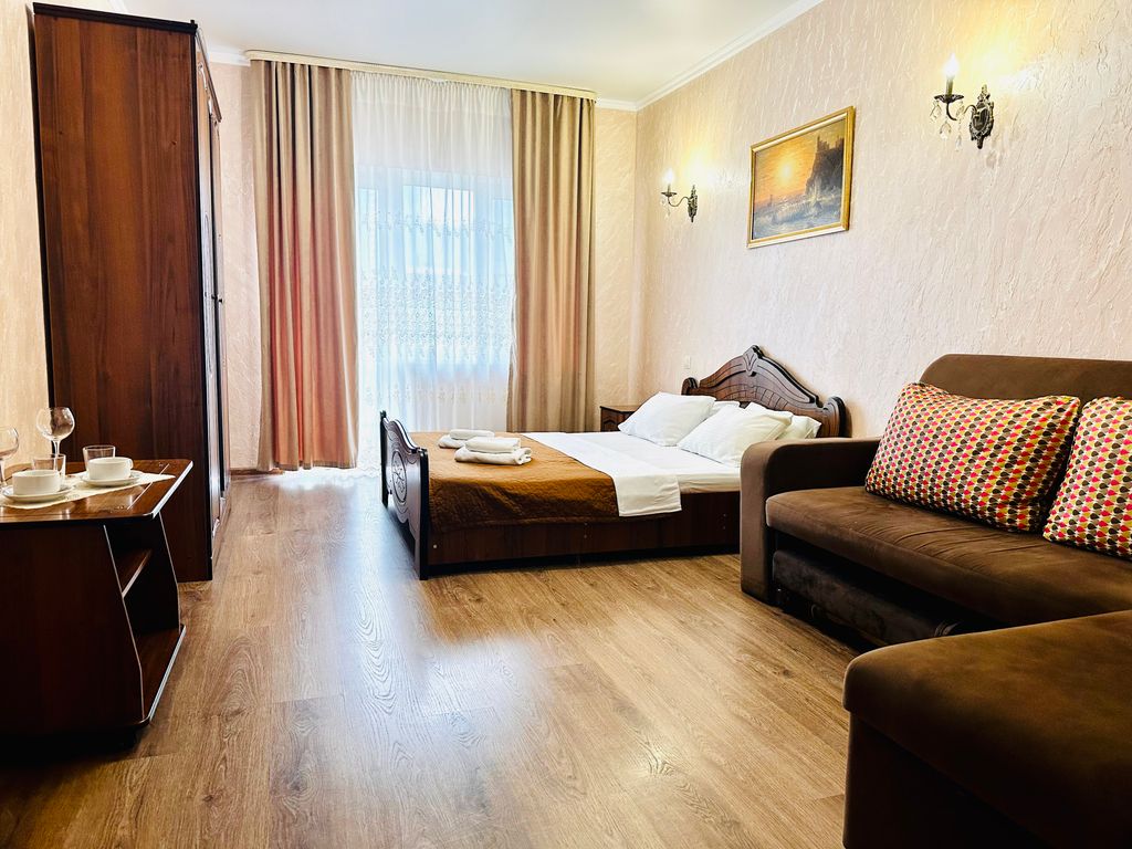 Эльбрус — Четырёхместный номер с балконом и видом на море