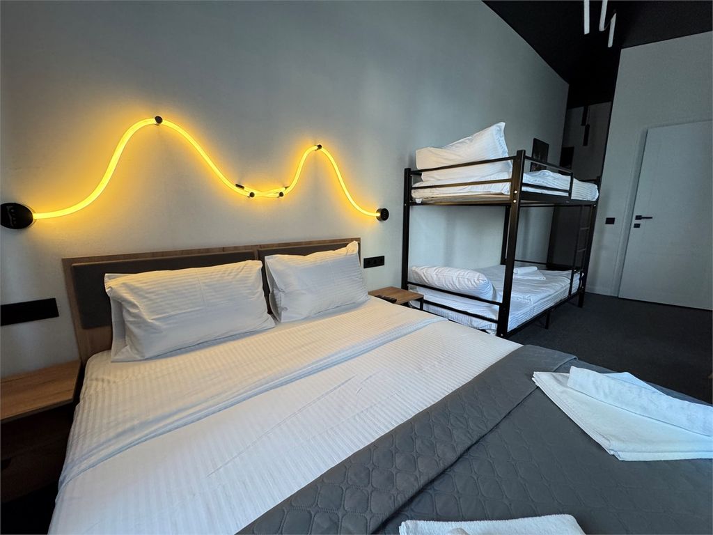 THouse — Четырёхместный номер с кроватью размера "King-size" и двухъярусной кроватью