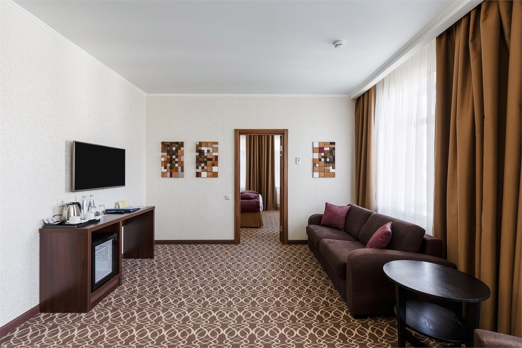 Raymond — Четырёхместный номер Люкс с балконом