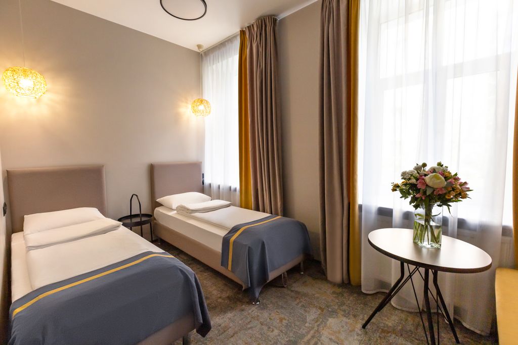 Тесла — Двухместный номер с 2 отдельными кроватями улучшенный