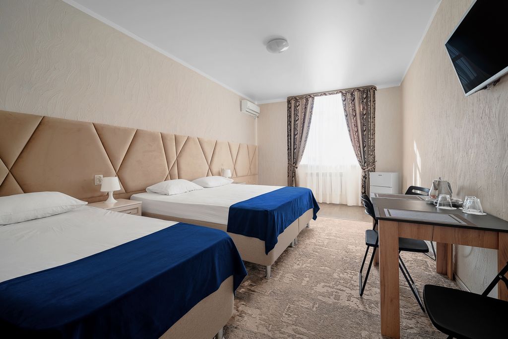 Лабиринт — Трёхместный номер стандарт с видом на улицу