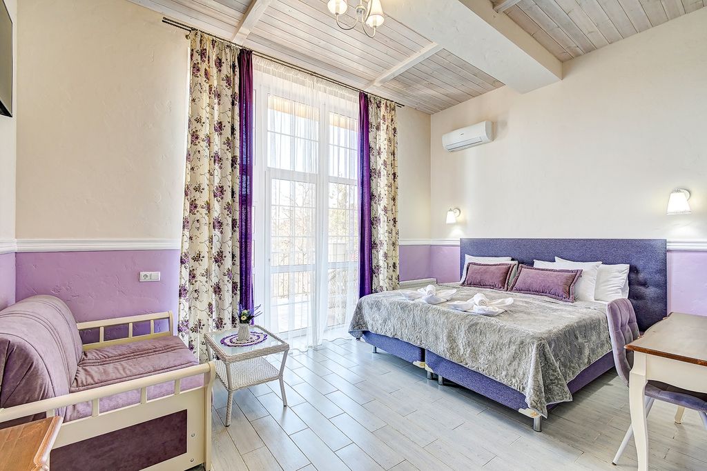 Флоранс — Двухместный номер с 1 кроватью Супериор с видом во двор и частичным видом на море