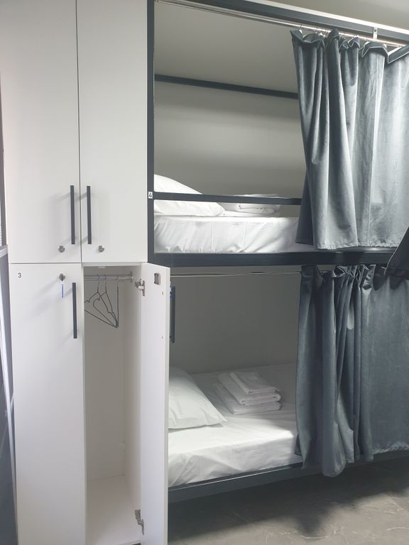 Адмирал — Многоместный мужской номер На 8 человек с туалетом и душем в номере