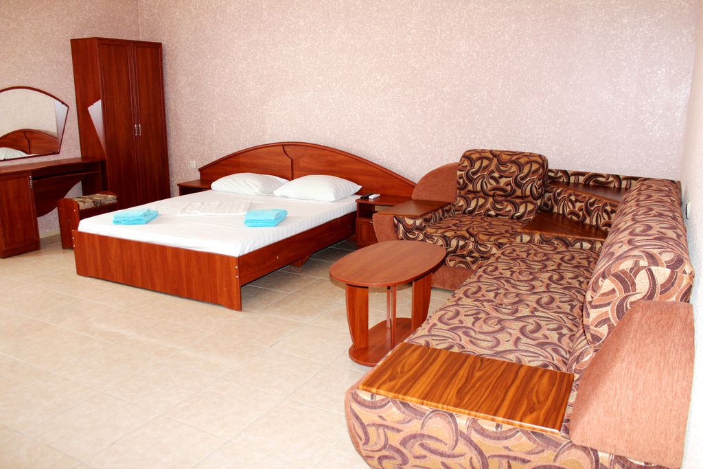 Акрополь — Четырёхместный номер Комфорт с Балконом