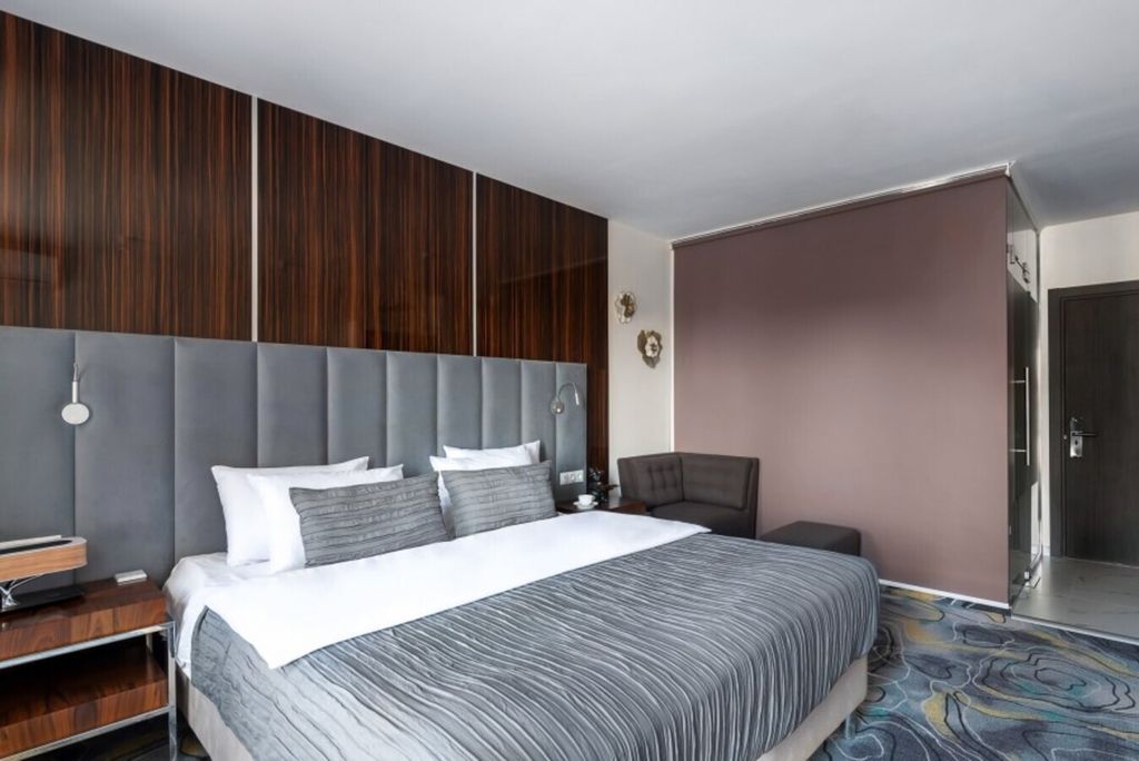 V Hotel & Rooftop lounge — Двухместный номер с 1 кроватью люкс с балконом, гидромассажной ванной и видом на город