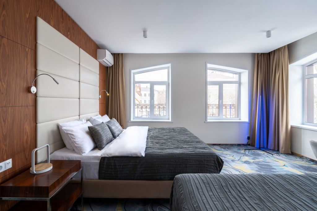 V Hotel & Rooftop lounge — Апартаменты двухкомнатный люкс с балконом и видом на город для 6 гостей