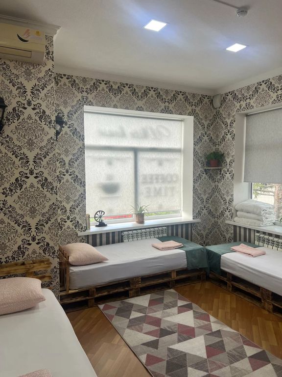 White House — Трёхместный номер с собственной ванной комнатой вне номера