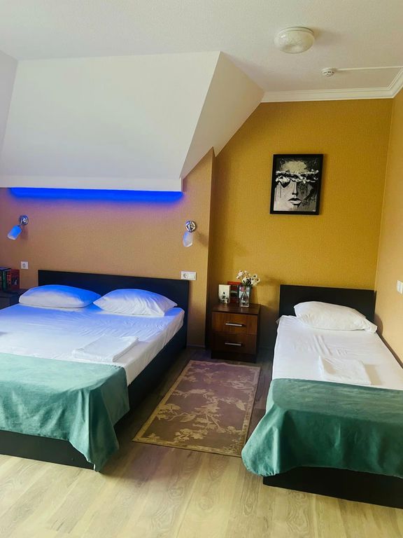 White House — Трёхместный номер Комфорт