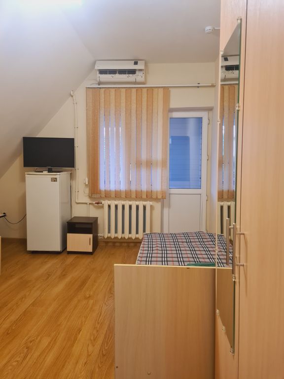 Персона — Трёхместный номер стандарт с балконом, душ-трап