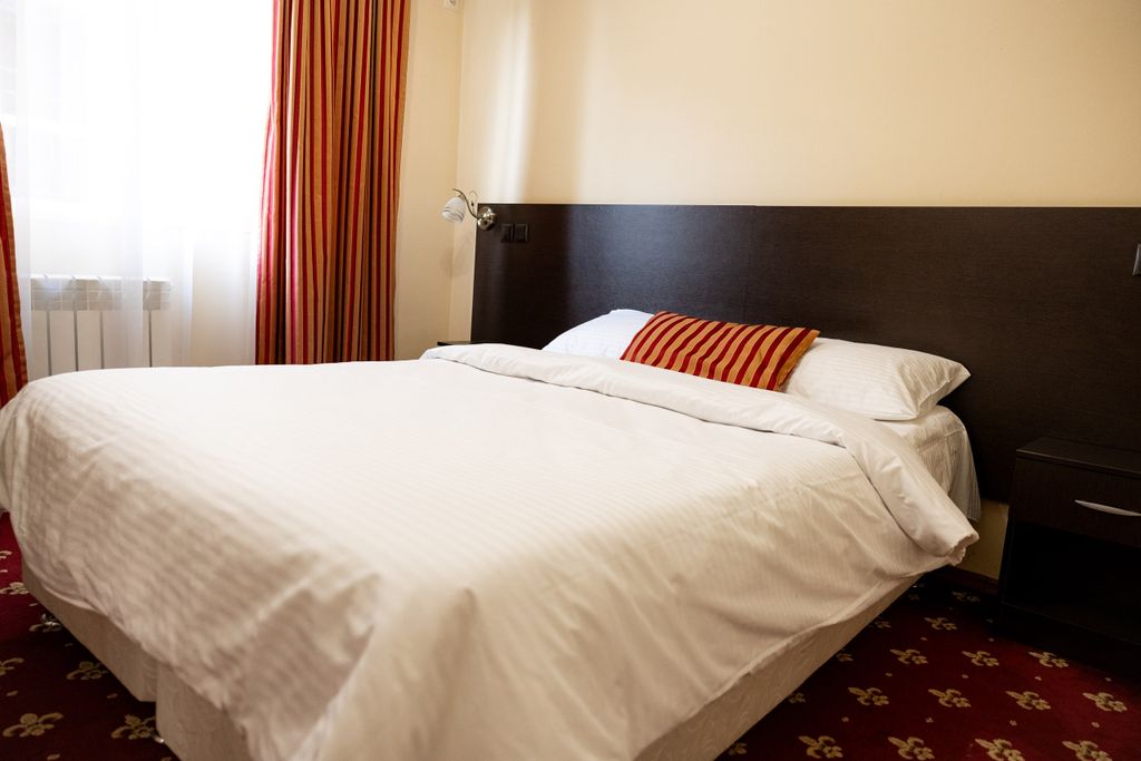 Яна — Четырёхместный номер полулюкс двухкомнатный с кухней (на два номера) до 4 гостей