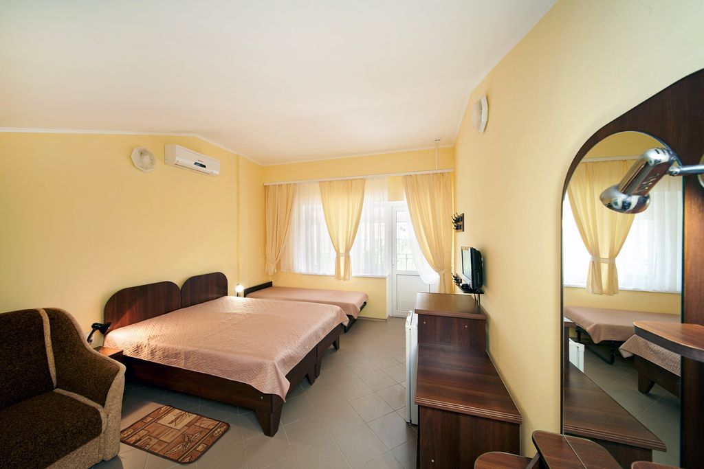 Гринвич — Четырёхместный номер Стандарт на 2 этаже