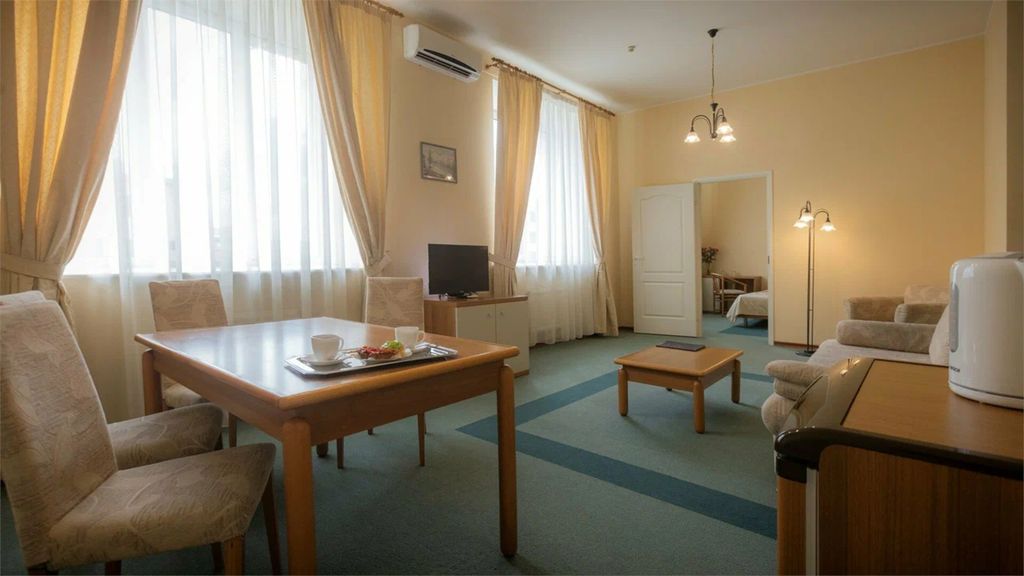 Карпинский — Двухместный номер с 2 отдельными кроватями двухкомнатный улучшенный