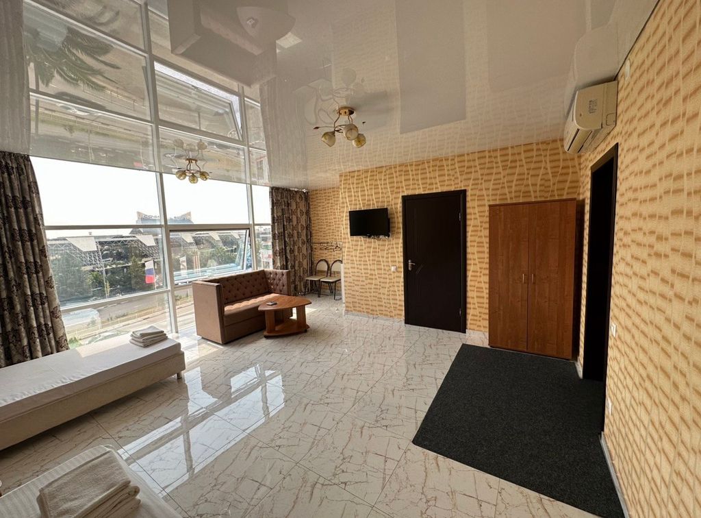 Куб — Трёхместный номер с двуспальной и односпальной кроватью