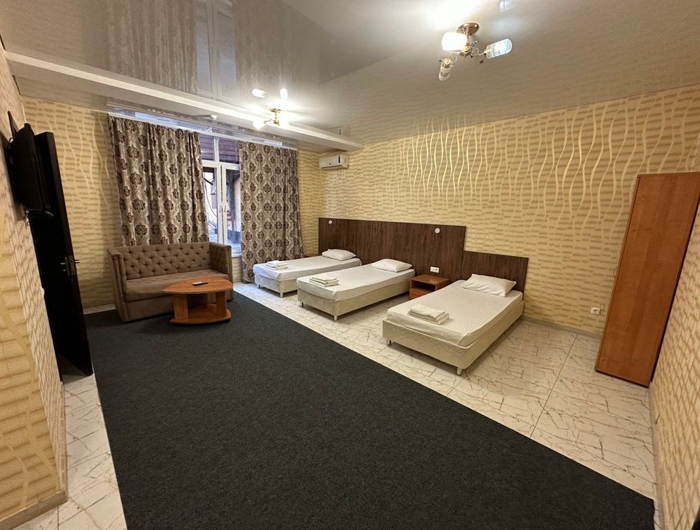 Куб — Трёхместный номер с тремя односпальными кроватями с видом на задний двор