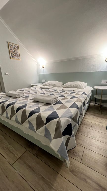 Морской Бриз — Четырёхместный номер улучшенный с видом на город