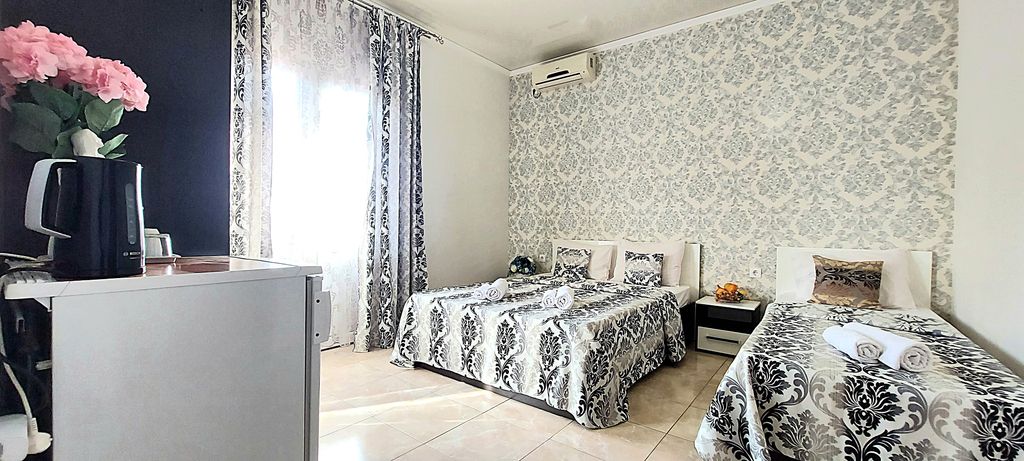 Анастасия — Трёхместный номер УЛУЧШЕННЫЙ с балконом