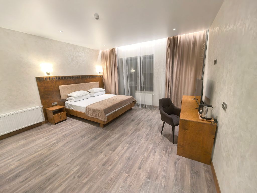 Четыре сезона — Двухместный номер с 1 кроватью полулюкс с балконом 2х местный