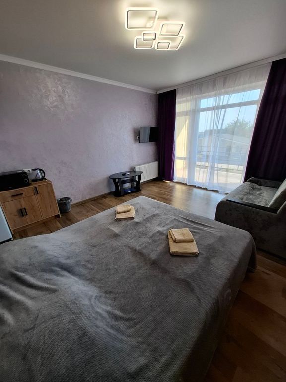 У Пруда — Четырёхместный номер Однокомнатный люкс с балконом и видом на бассейн