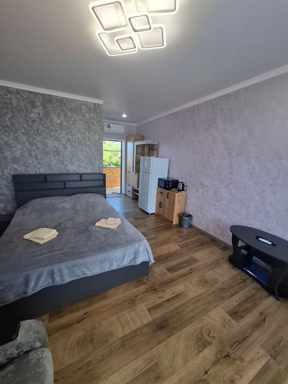 У Пруда — Четырёхместный номер Однокомнатный люкс с балконом и видом на бассейн