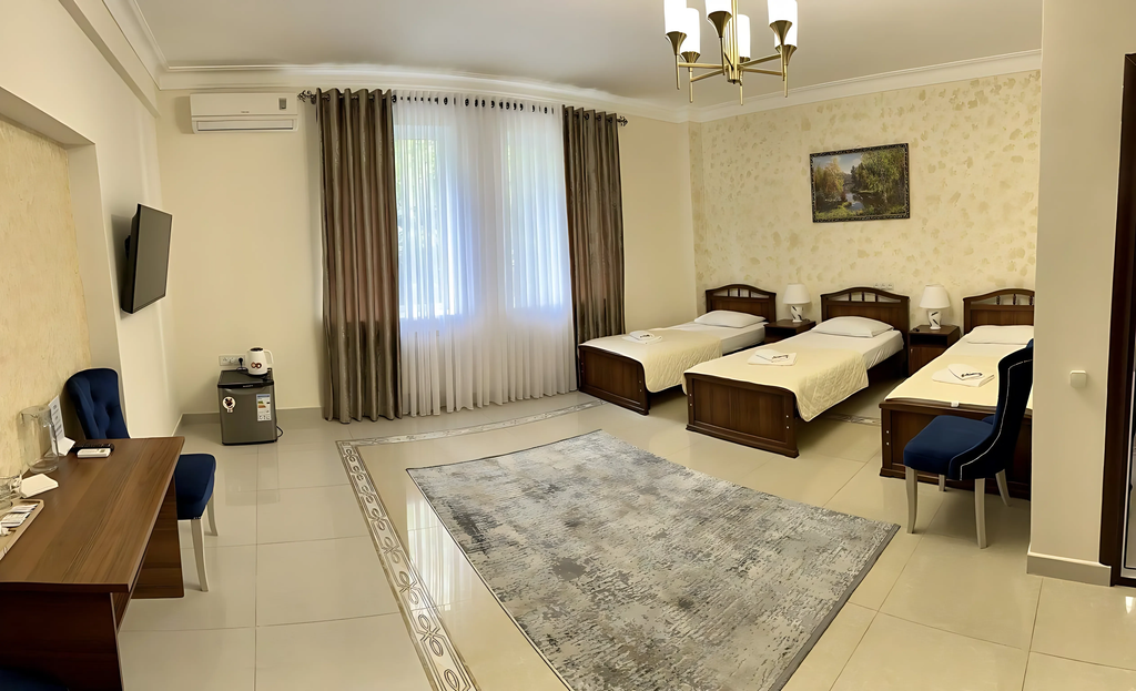 Восток — Трёхместный номер Большой однокомнатный номер