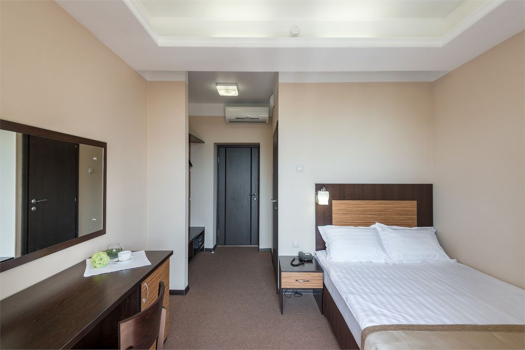 Н — Двухместный номер с 1 кроватью комфорт