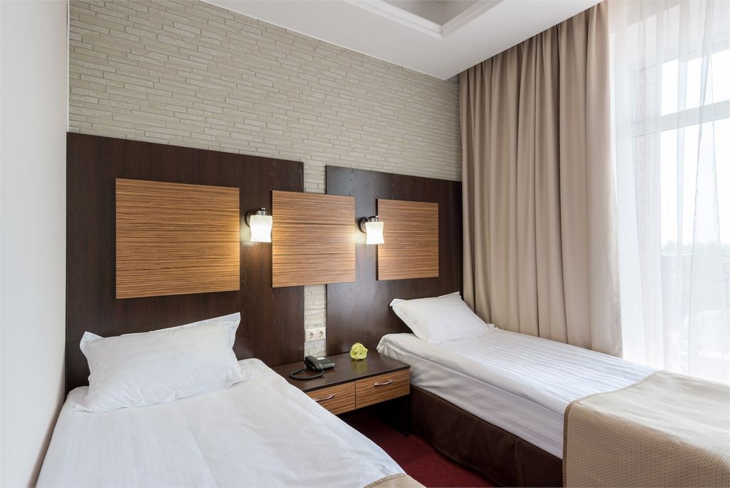 Н — Двухместный номер с 2 отдельными кроватями улучшенный