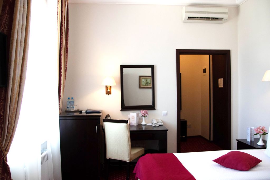 Севастополь — Двухместный номер с 2 отдельными кроватями Двухместный стандарт с двумя односпальными кроватями и видом на театр и море