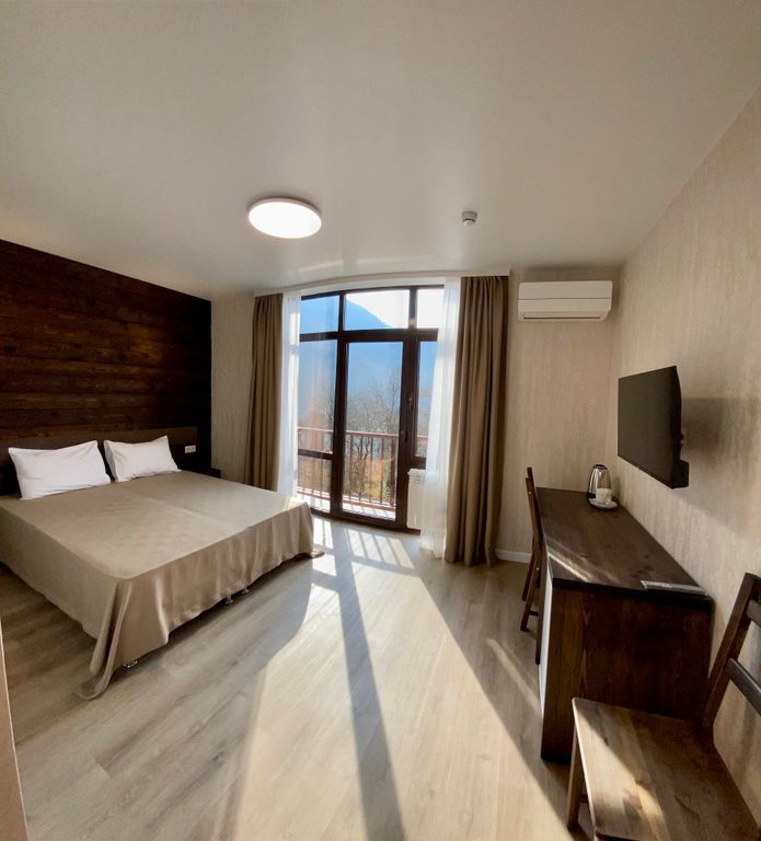 Альпийский двор — Двухместный номер с 1 кроватью Стандарт с двуспальной кроватью и балконом