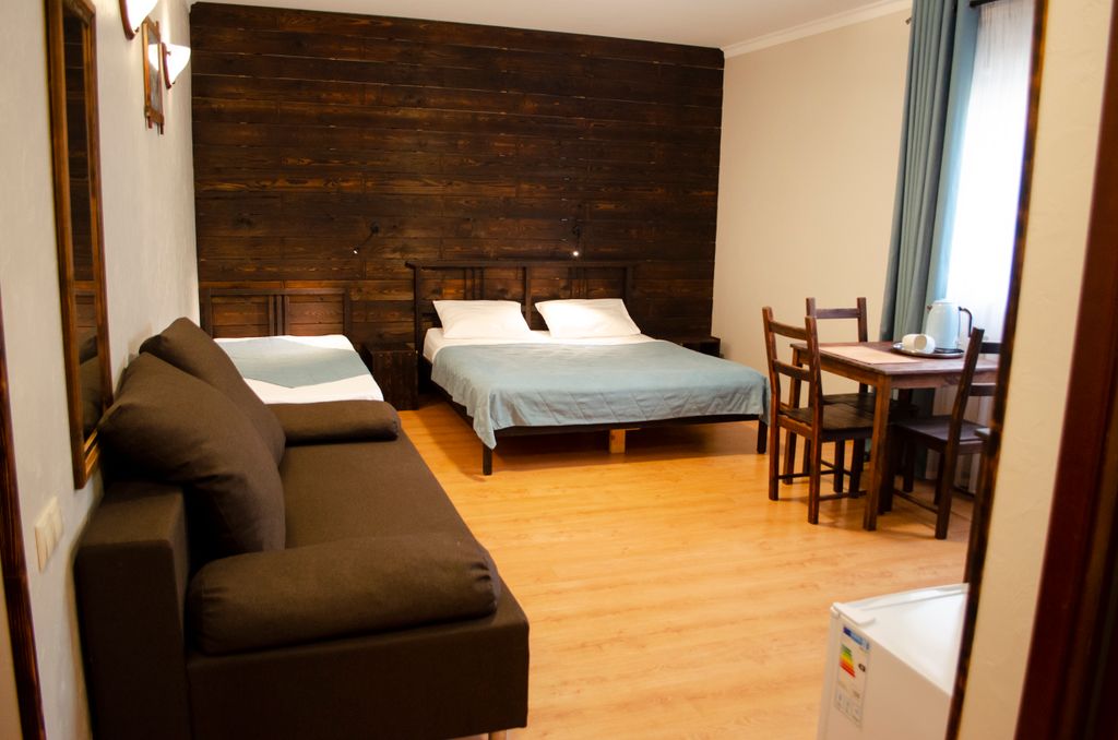 Альпийский двор — Трёхместный номер Улучшенный