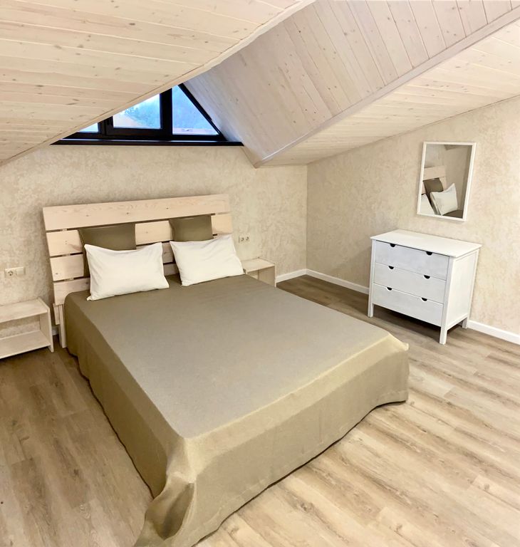 Альпийский двор — Четырёхместный номер Двухкомнатный делюкс