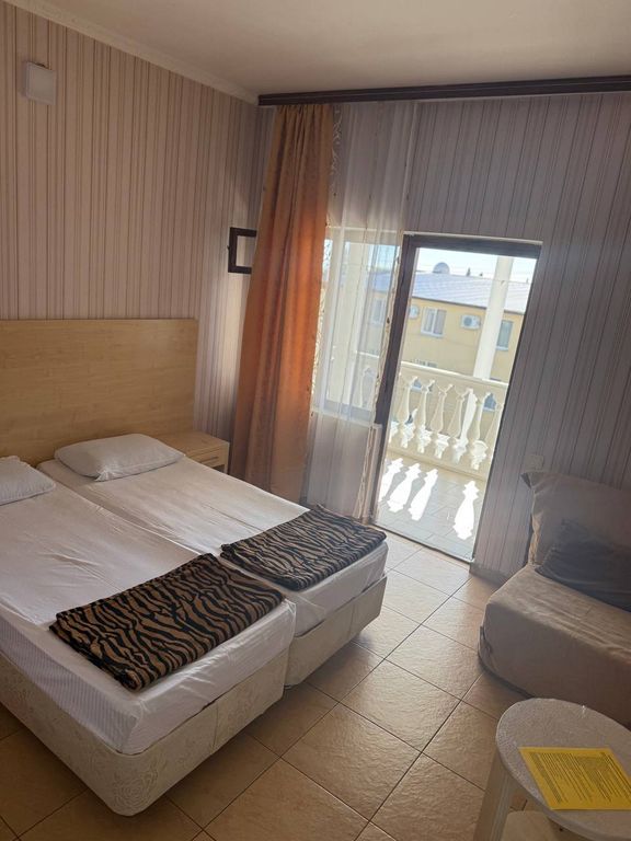 Сабрина — Трёхместный номер стандарт с видом на горы