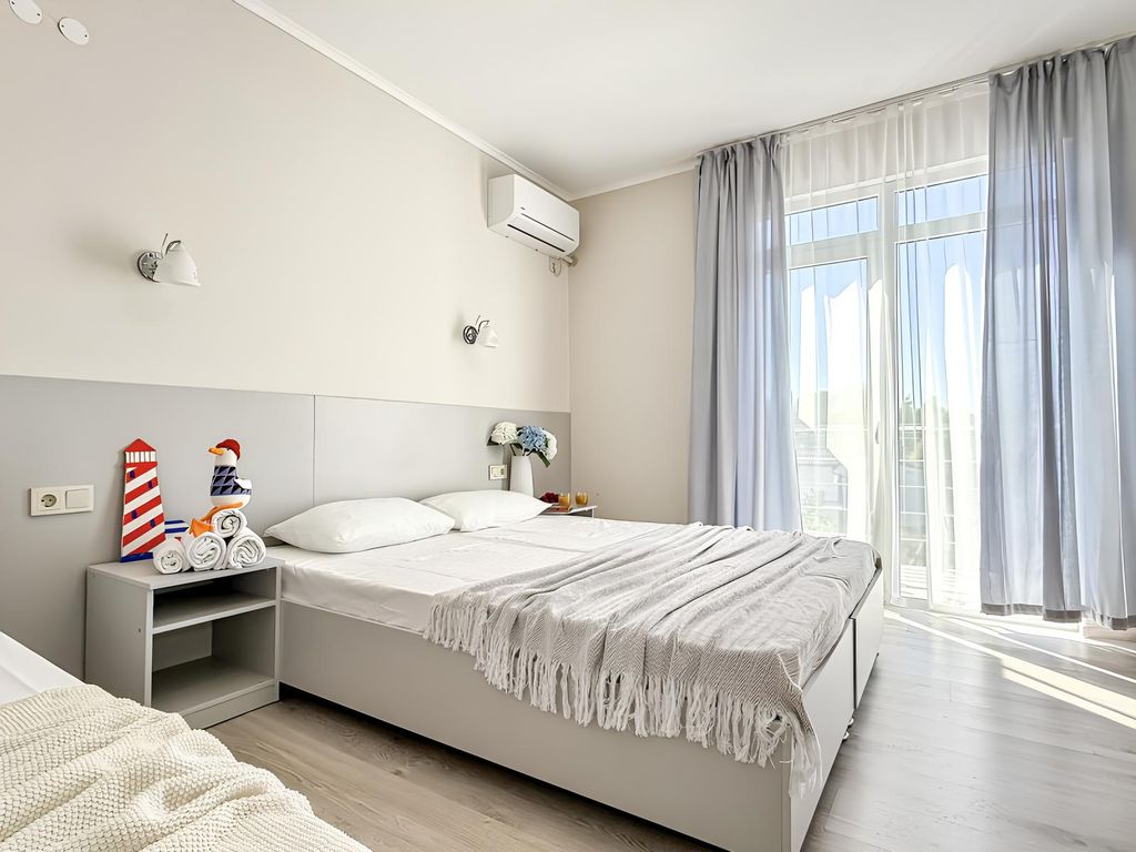 ДиНастия — Четырёхместный номер С балконом