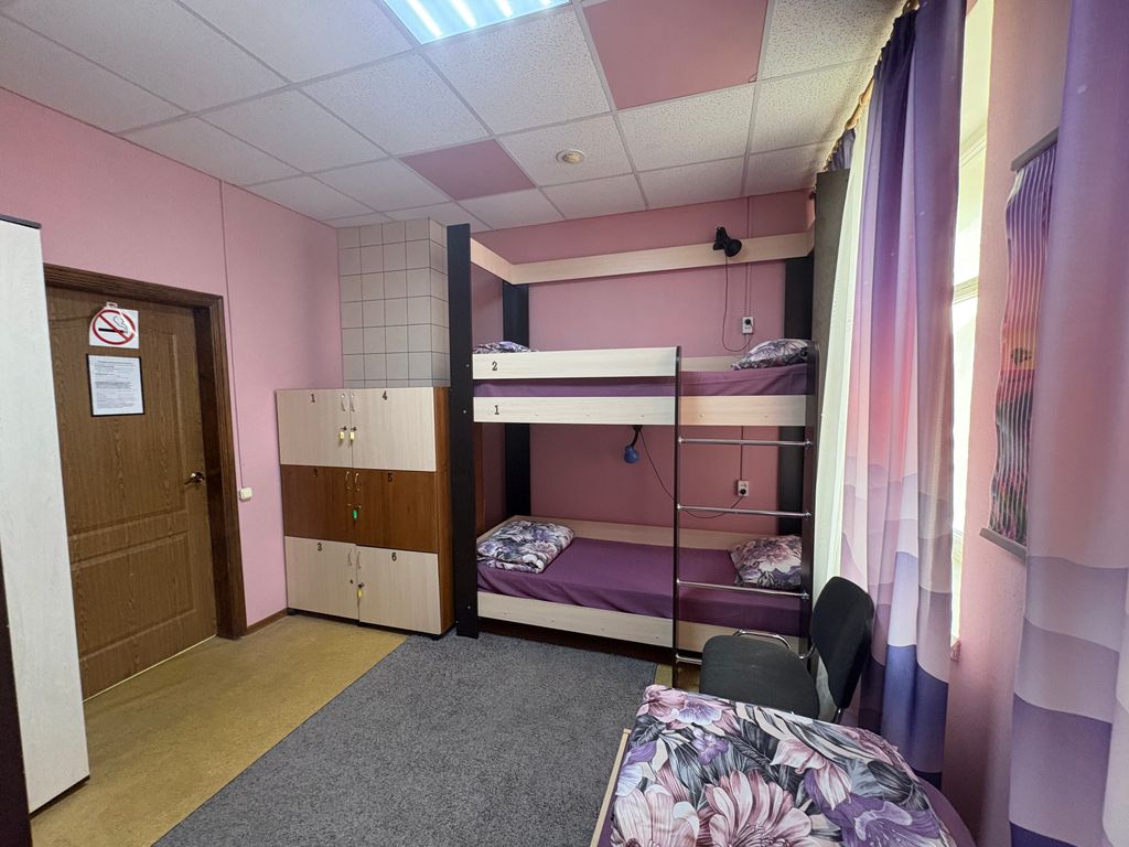 День и ночь — Многоместный женский номер эконом (душ/туалет общий)