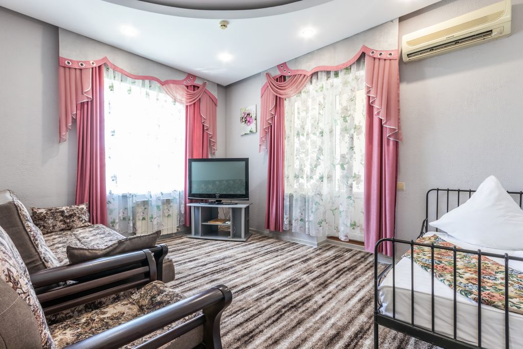 Малахит — Апартаменты семиместные трехкомнатные