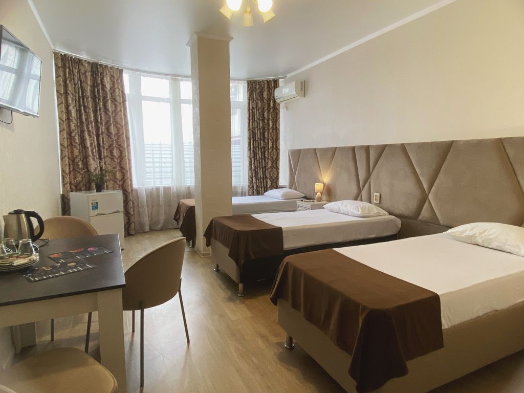 Лабиринт — Трёхместный номер улучшенный, три раздельные кровати