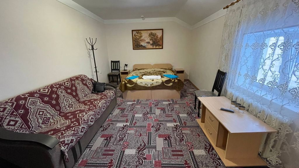 Адамас — Трёхместный номер с тремя кроватями или двумя кроватями вместе + диван