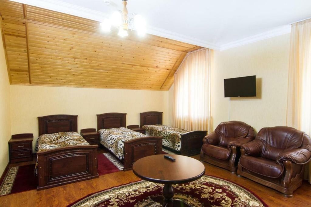 Семёрка — Трёхместный номер люкс