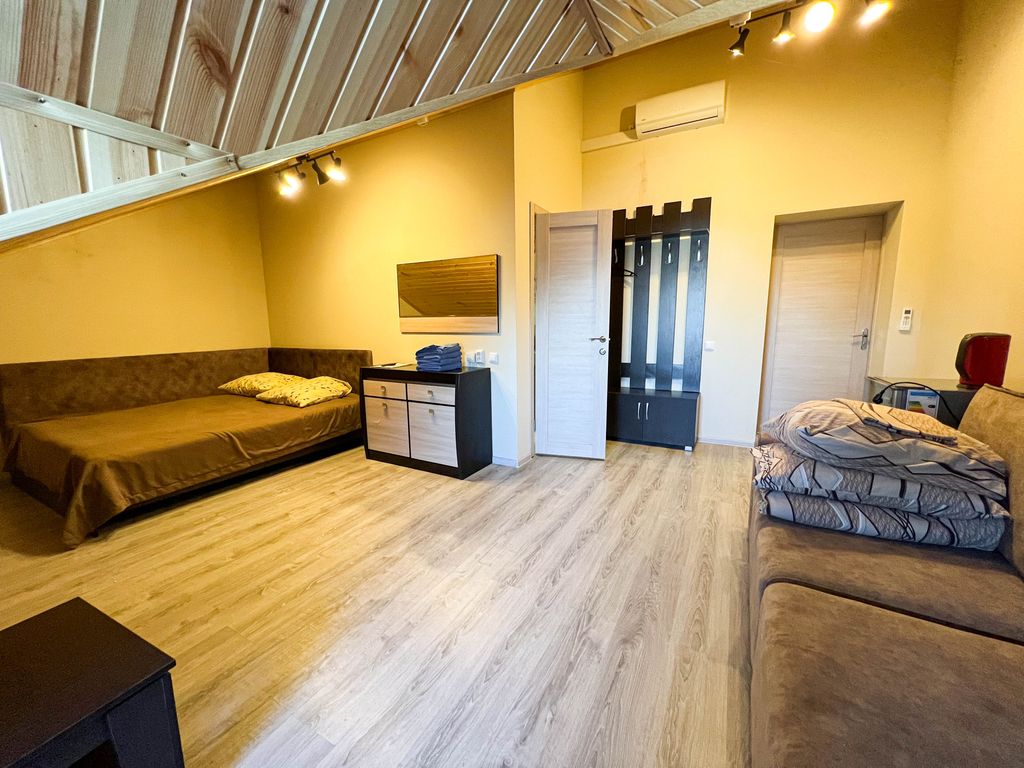 Волна — Трёхместный номер на мансарде