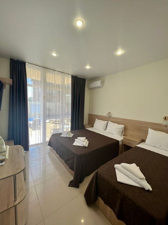 Добрый — Трёхместный номер стандарт с выходом к бассейну