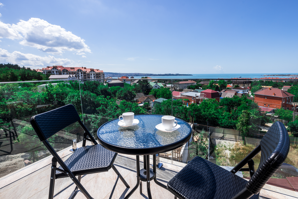 Милан — Четырёхместный номер делюкс с балконом и видом на море