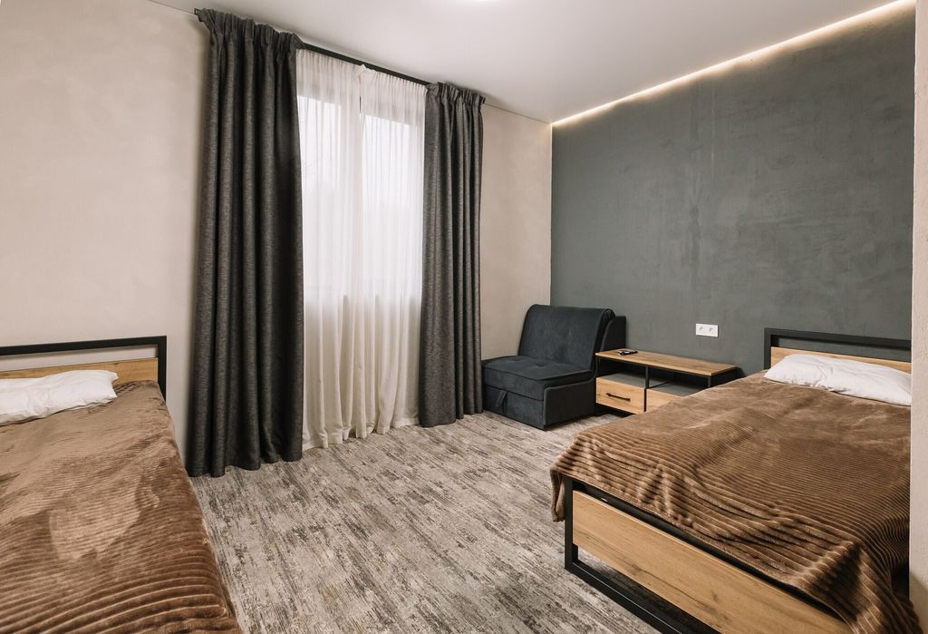 АлтайDом — Апартаменты с двумя 1,5-спальными кроватями и доп место