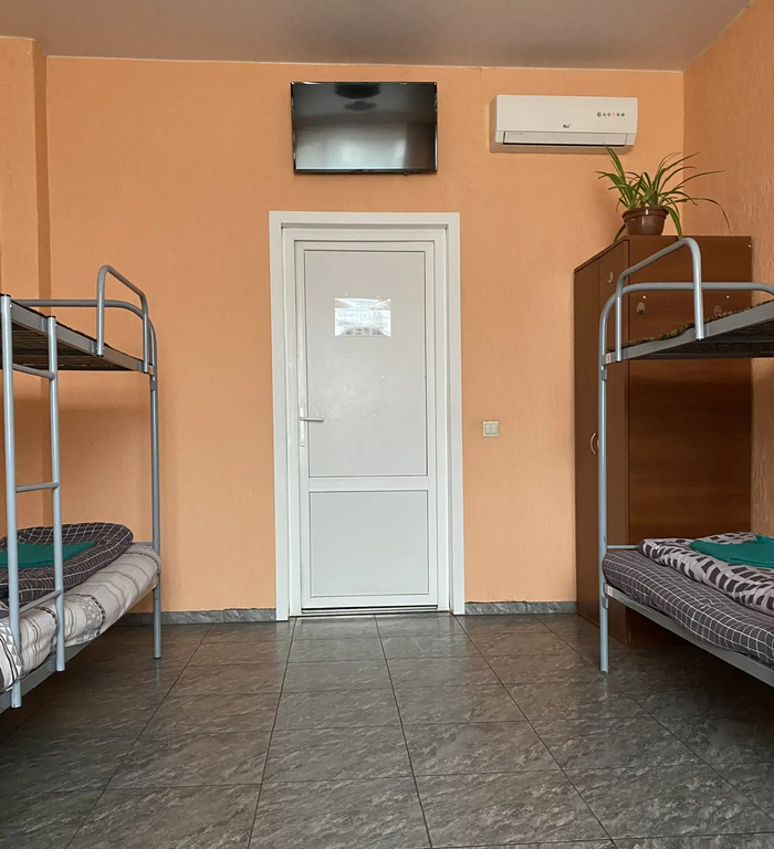 Русь — Многоместный мужской номер эконом (душ/туалет общий)