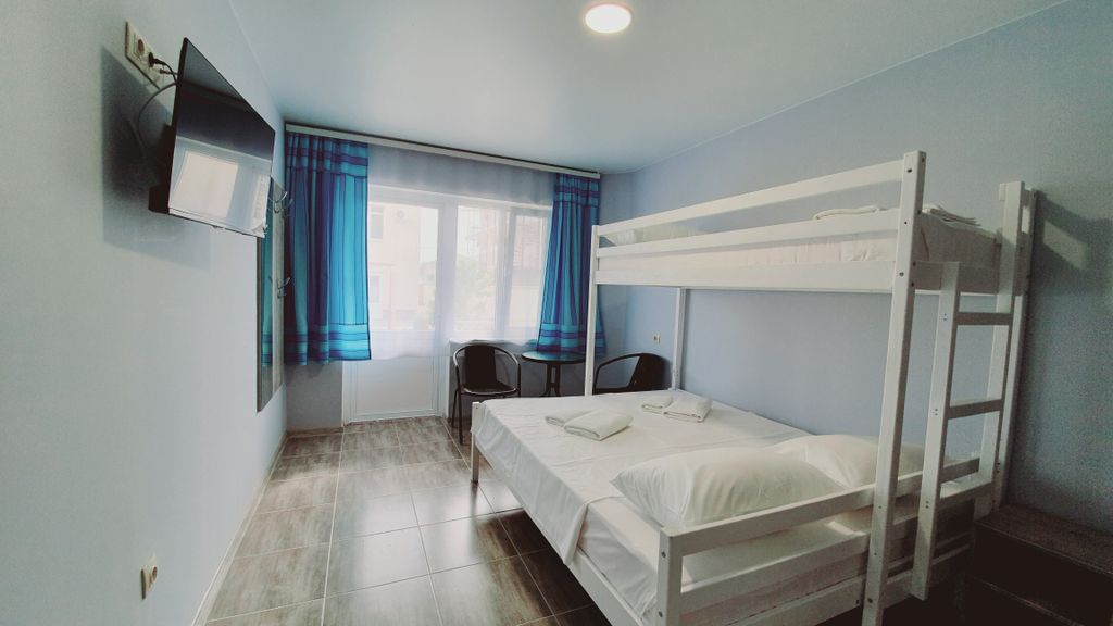 Чер&Ника — Трёхместный номер номер с двухуровневой кроватью