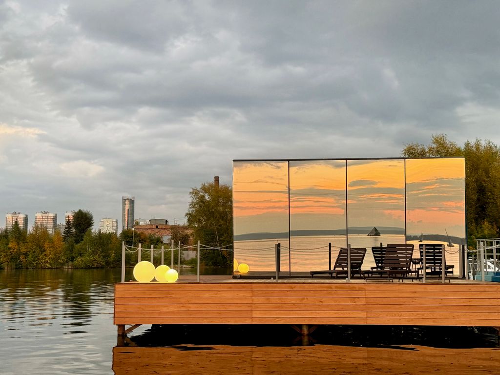 F911 — Дом зеркальный