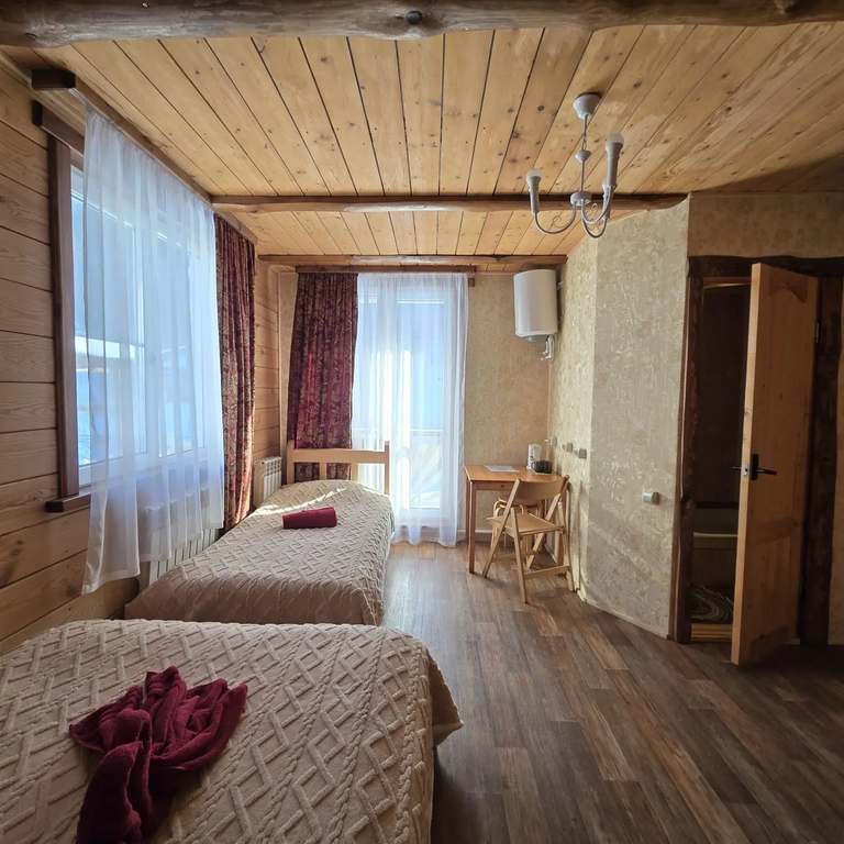 "Усадьба Жар-птица" — Трёхместный номер ЗОЛОТОЙ 1 эт можно с животными