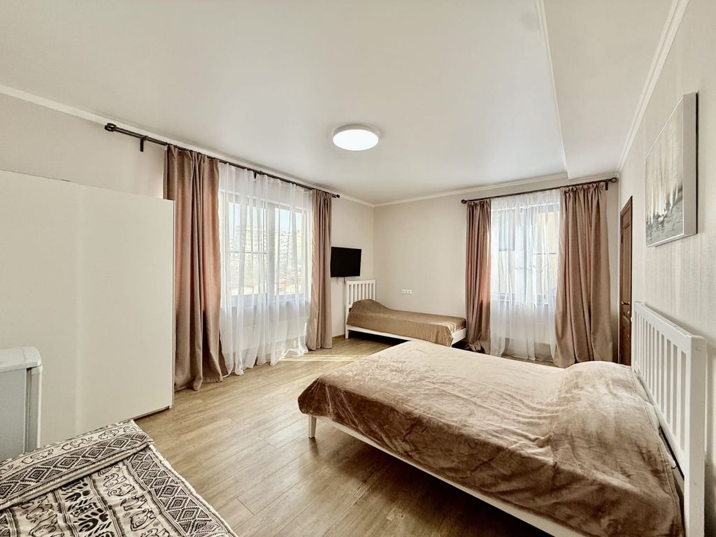 Семейный — Четырёхместный номер стандарт с видом на город