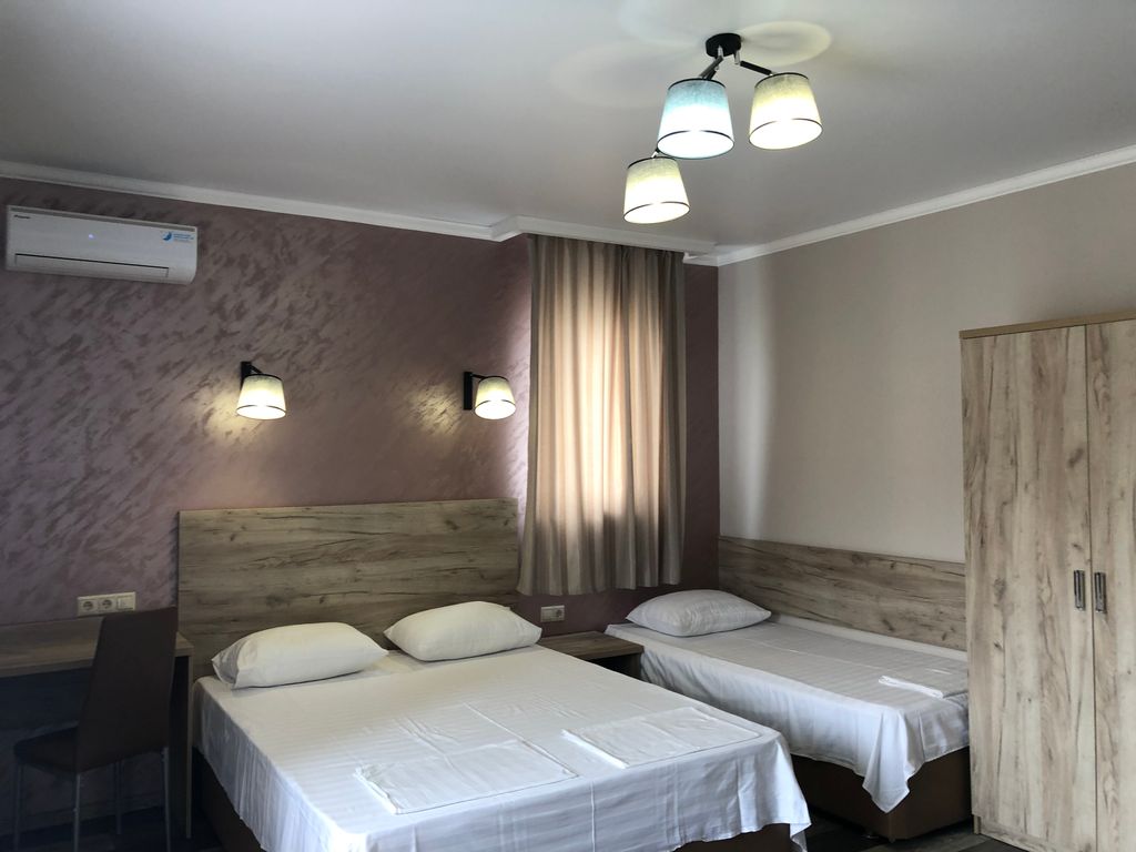 ЭлеОн Хаус — Семейный номер Пятиместный с балконом