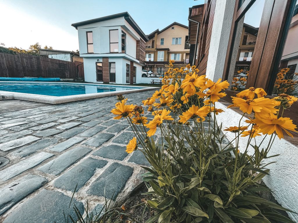 ЭлеОн Хаус — Семейный номер Делюкс Четырехместный с видом на бассейн